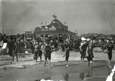 Escena de playa, Coney Island, c.1910-21 de William Davis Hassler