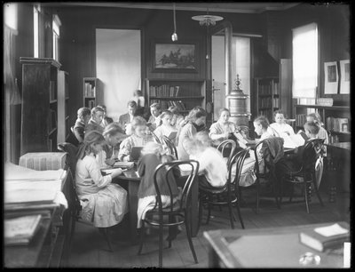 Niños leyendo en la sala de lectura de una sucursal no identificada de la Biblioteca Pública del Borough de Queens, c.1910 de William Davis Hassler