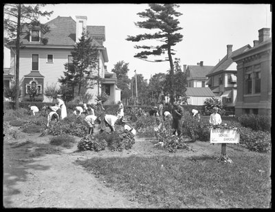 Niños trabajando en el jardín en la sucursal Poppenhusen de la Biblioteca Pública del Distrito de Queens, 14 de agosto de 1915 de William Davis Hassler