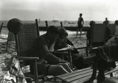 Pareja leyendo en la playa, Coney Island, c.1910-21 de William Davis Hassler