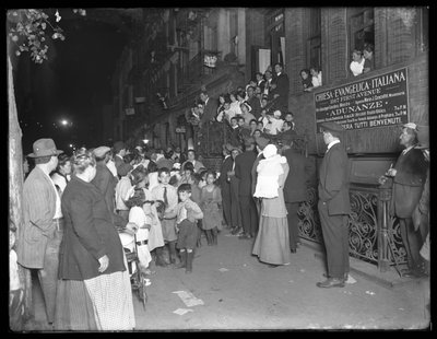 Multitudes en la Capilla Conmemorativa John Hall, Calle 63 y Segunda Avenida, Nueva York, 25 de septiembre de 1914 de William Davis Hassler