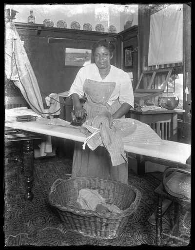 Emma planchando en el apartamento Hassler en 150 Vermilyea Avenue, Nueva York, 3 de julio de 1913 de William Davis Hassler