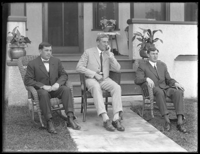 Boxeador inglés William Thomas Wells (Bombardier Billy Wells) y amigos, c.1910 de William Davis Hassler