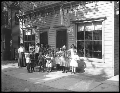 Grupo de niños posando fuera de la sucursal de Whitestone de la Biblioteca Pública del Borough de Queens, c.1912 de William Davis Hassler