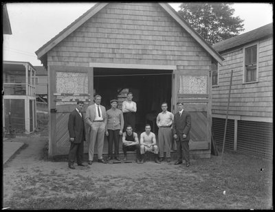 Retrato de grupo del boxeador inglés William Thomas Wells (Bombardier Billy Wells), Jim Maloney, y 