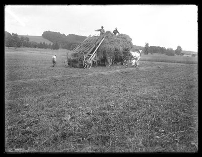 Carro de heno, trabajadores agrícolas y niños, mostrando el aparato para levantar el heno, Granja McCready, Condado de Crawford, Pensilvania, c.1913 de William Davis Hassler