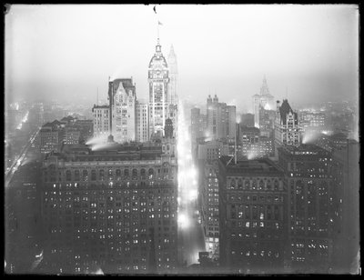 Vista nocturna brumosa de Manhattan inferior mirando hacia el norte, con el edificio Singer, el edificio Woolworth y el edificio Municipal visibles, c.1913 de William Davis Hassler