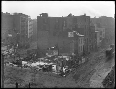 Vista en ángulo alto de las intersecciones de Downing Street, West Houston Street y Varick Street, Ciudad de Nueva York, 18 de febrero de 1916 de William Davis Hassler