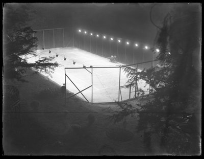 Vista aérea de una cancha de tenis de arcilla no identificada por la noche, sin fecha, julio de 1915 de William Davis Hassler