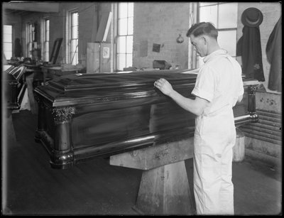 Inspeccionando un Ataúd, Oneida, Nueva York, 3 de abril de 1916 de William Davis Hassler