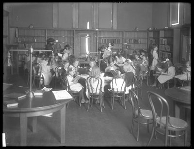 Vista interior de una sucursal no identificada de la Biblioteca Pública del Borough de Queens, c.1910 de William Davis Hassler