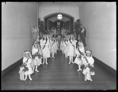 Niñas en el Orfanato Católico Romano, Kingsbridge, Bronx, regresando de la capilla con vestidos blancos, coronas y guirnaldas, 20 de octubre de 1914 de William Davis Hassler