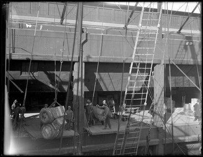 Cargando un barco de vapor desde la cubierta superior, Chelsea Piers, Nueva York, 1912 de William Davis Hassler