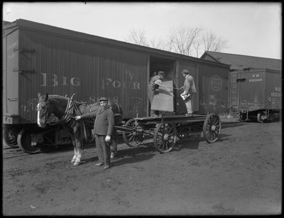 Hombres midiendo e inspeccionando madera para la fabricación de ataúdes, Oneida, Nueva York, 3 de abril de 1916 de William Davis Hassler