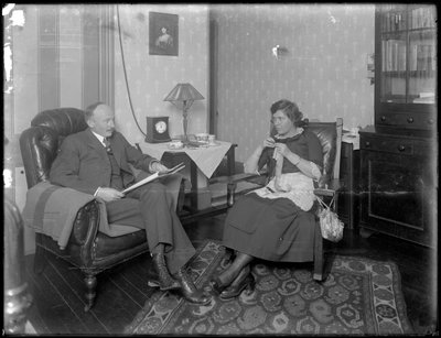 El Sr. y la Sra. Austin Norris en una sala de estar no identificada, c.1912 de William Davis Hassler