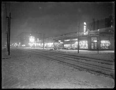Vista nocturna de la calle 207 mirando al este desde la avenida Vermilyea en la nieve, Ciudad de Nueva York, 6 de marzo de 1915 de William Davis Hassler