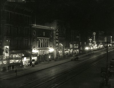 Vista nocturna en el lado sur de la calle 23 entre las avenidas Sexta y Séptima, c.1916-17 de William Davis Hassler