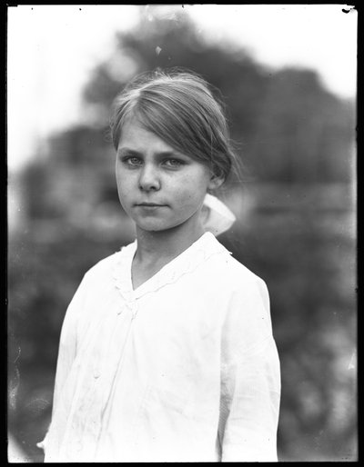 Retrato al aire libre de una niña no identificada con vestido blanco, julio 1915 de William Davis Hassler