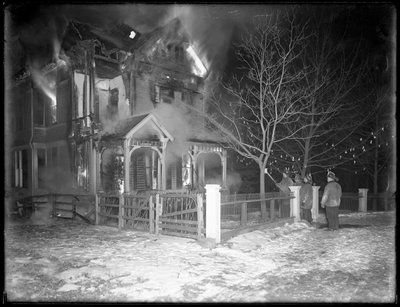 Incendio de la cabaña Prescott por la noche, Inwood Hill, 1914 de William Davis Hassler