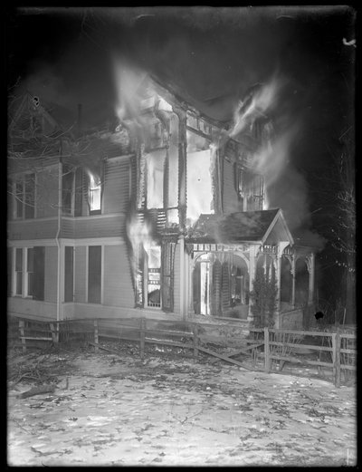 Incendio nocturno en Prescott Cottage, Inwood Hill, 1914 de William Davis Hassler