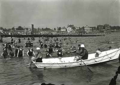 Bote de Remo y Nadadores en el Agua, Coney Island, c.1910-21 de William Davis Hassler