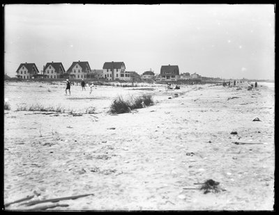 Segunda mitad de una vista panorámica de lotes frente al mar y la playa, Belle Harbor, Queens, 11 de julio de 1915 de William Davis Hassler