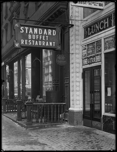 Letrero del Restaurante Standard Buffet, Cuarta Avenida entre las calles E. 31 y 32, Ciudad de Nueva York, 6 de febrero de 1917 de William Davis Hassler