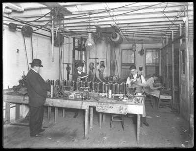 Taller del sexto piso, Geyser Electric Water Heater Company, 42 Hudson Street, Nueva York, 31 de diciembre de 1914 de William Davis Hassler
