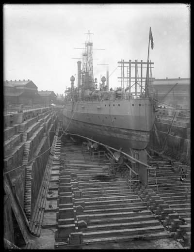 El U.S.S. Utah en dique seco en el astillero naval de Brooklyn, c.1912 de William Davis Hassler
