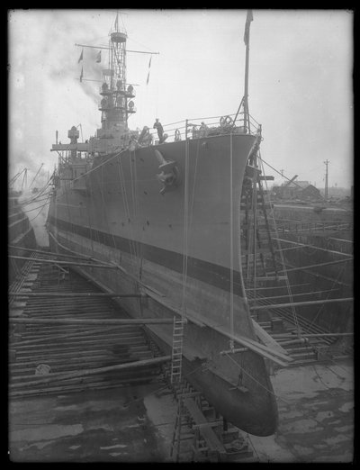 El U.S.S. Utah en dique seco en el astillero naval de Brooklyn, c.1912 de William Davis Hassler