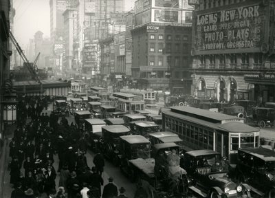 Times Square, lleno de coches, autobuses y gente, c.1917 de William Davis Hassler