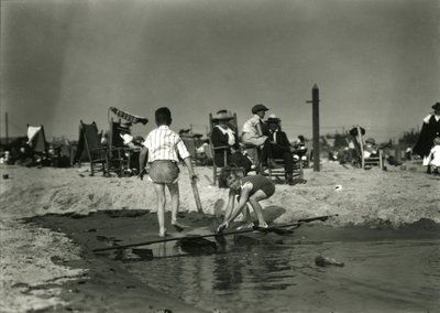 Dos niños juegan con restos de madera en aguas poco profundas, Coney Island, c.1910-21 de William Davis Hassler