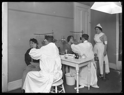 Dos pacientes siendo examinados, Sala de Exámenes #1, Hospital Seton, Spuyten Duyvil, Bronx, 30 de octubre de 1914 de William Davis Hassler