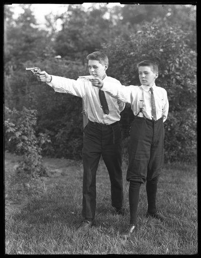 Dos niños no identificados posan apuntando pistolas, julio de 1915 de William Davis Hassler