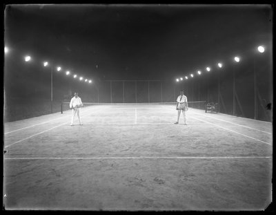 Dos jóvenes en una cancha de tenis de arcilla no identificada por la noche, julio de 1915 de William Davis Hassler