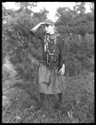 Niña no identificada posa en el bosque con disfraz, c.1915 de William Davis Hassler