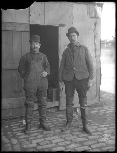 Trabajadores de alcantarillado no identificados posan sobre el suelo, Nueva York, c.1911 de William Davis Hassler