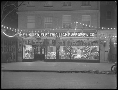 Tienda de la United Electric Light and Power Company decorada para la 