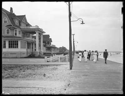 Vista a lo largo del paseo marítimo desde Beach 125th Street, Belle Harbor, Queens, 11 de julio de 1915 de William Davis Hassler