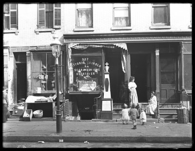 Vittorio Quirolo y T. Scaravaglione, funerario y embalsamador, 327 E. 111th Street (o 109th Street), Nueva York, 26 de octubre de 1914 de William Davis Hassler