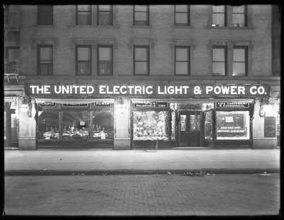 Vista amplia de la exhibición de la United Electric Light and Power Company en W. 138th Street y Hamilton Place, Nueva York, 17 de diciembre de 1914 de William Davis Hassler