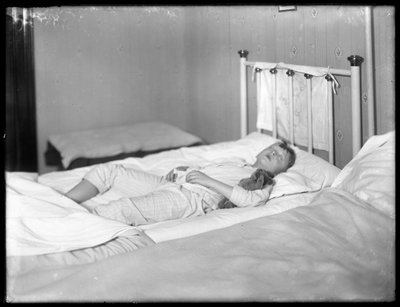 William Gray Hassler durmiendo con su oso de peluche, c.1913 de William Davis Hassler