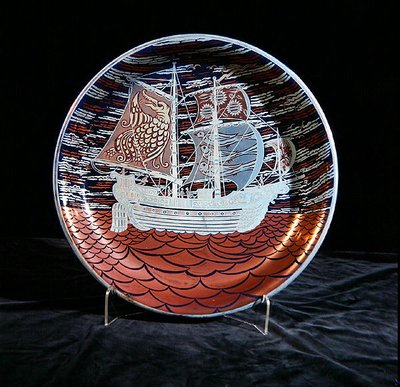 Plato con lustre plateado, con un galeón navegando en un mar de lustre rojo de William de Morgan