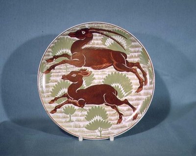 Plato decorado con dos antílopes corriendo en lustre rojo rubí sobre loza de color crema, finales del siglo XIX de William de Morgan
