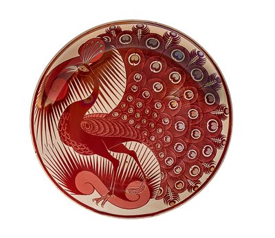 Plato de pavo real de lustre rojo de William de Morgan