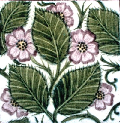 Azulejo con diseño floral de William de Morgan