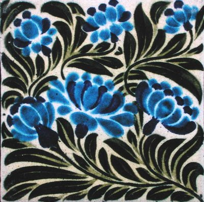 Azulejo con diseño floral de William de Morgan