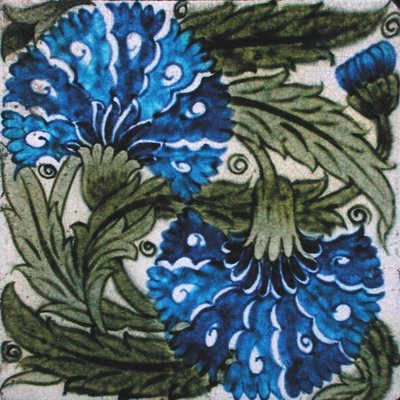 Azulejo con diseño floral de William de Morgan