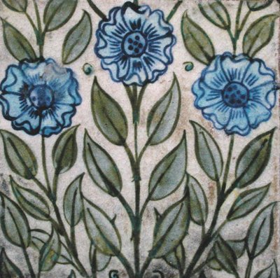 Azulejo con diseño floral estilizado de William de Morgan