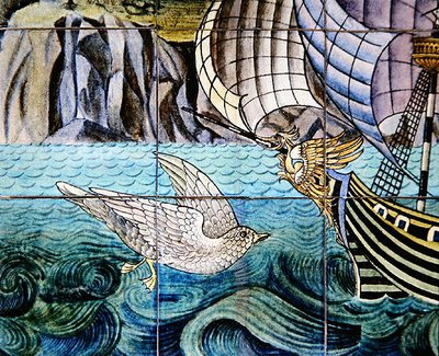 Azulejos que representan un galeón de William de Morgan